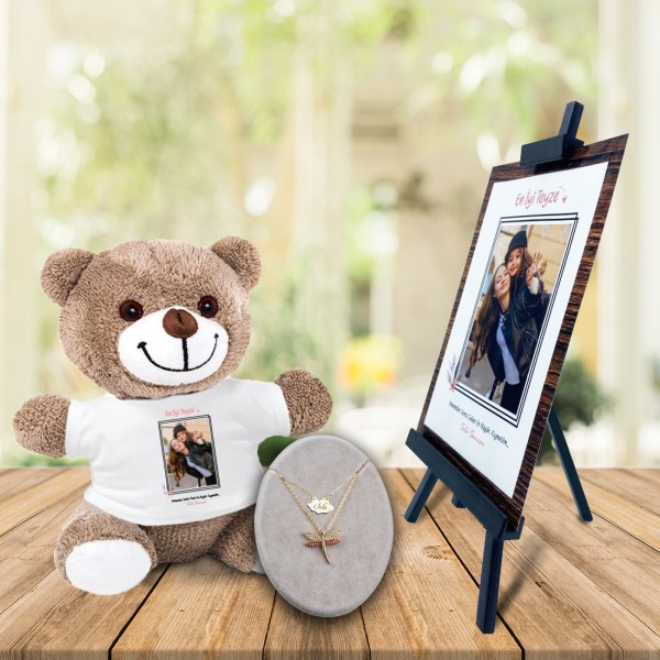 Kişiye Özel Anneler Günü Fotoğraflı En İyi Teyze Şövale & İsimli Ruby Yusufçuk Kolye ve Tişörtlü Peluş Ayıcık Kişiye Özel Anneler Günü Fotoğraflı En İyi Teyze Şövale & İsimli Ruby Yusufçuk Kolye ve Tişörtlü Peluş Ayıcık