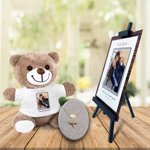 Kişiye Özel Anneler Günü Fotoğraflı En İyi Teyze Şövale & İsimli Safir Yusufçuk Kolye ve Tişörtlü Peluş Ayıcık Kişiye Özel Anneler Günü Fotoğraflı En İyi Teyze Şövale & İsimli Safir Yusufçuk Kolye ve Tişörtlü Peluş Ayıcık