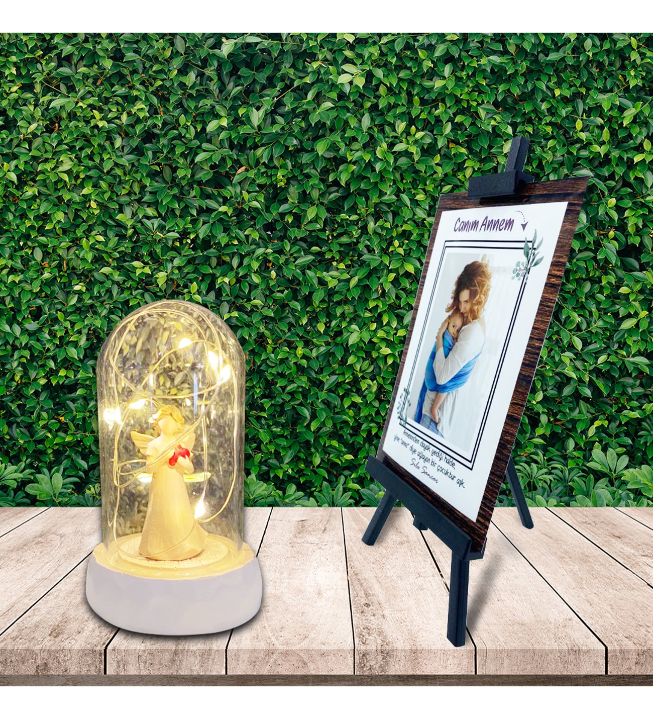 Kişiye Özel Anneler Günü Fotoğraflı Şövale & Işıklı Kalp Tutan Melek Cam Fanus Kişiye Özel Anneler Günü Fotoğraflı Şövale & Işıklı Kalp Tutan Melek Cam Fanus