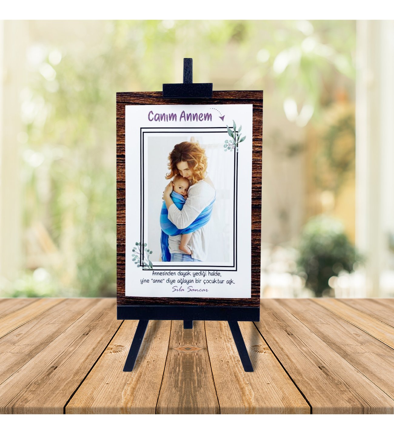 Kişiye Özel Anneler Günü Fotoğraflı Şövale & İsimli Açılır Melek Kanadı Kolye ve Tişörtlü Peluş Ayıcık