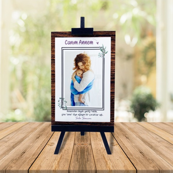 Kişiye Özel Anneler Günü Fotoğraflı Şövale & İsimli Açılır Melek Kanadı Kolye ve Tişörtlü Peluş Ayıcık Kişiye Özel Anneler Günü Fotoğraflı Şövale & İsimli Açılır Melek Kanadı Kolye ve Tişörtlü Peluş Ayıcık