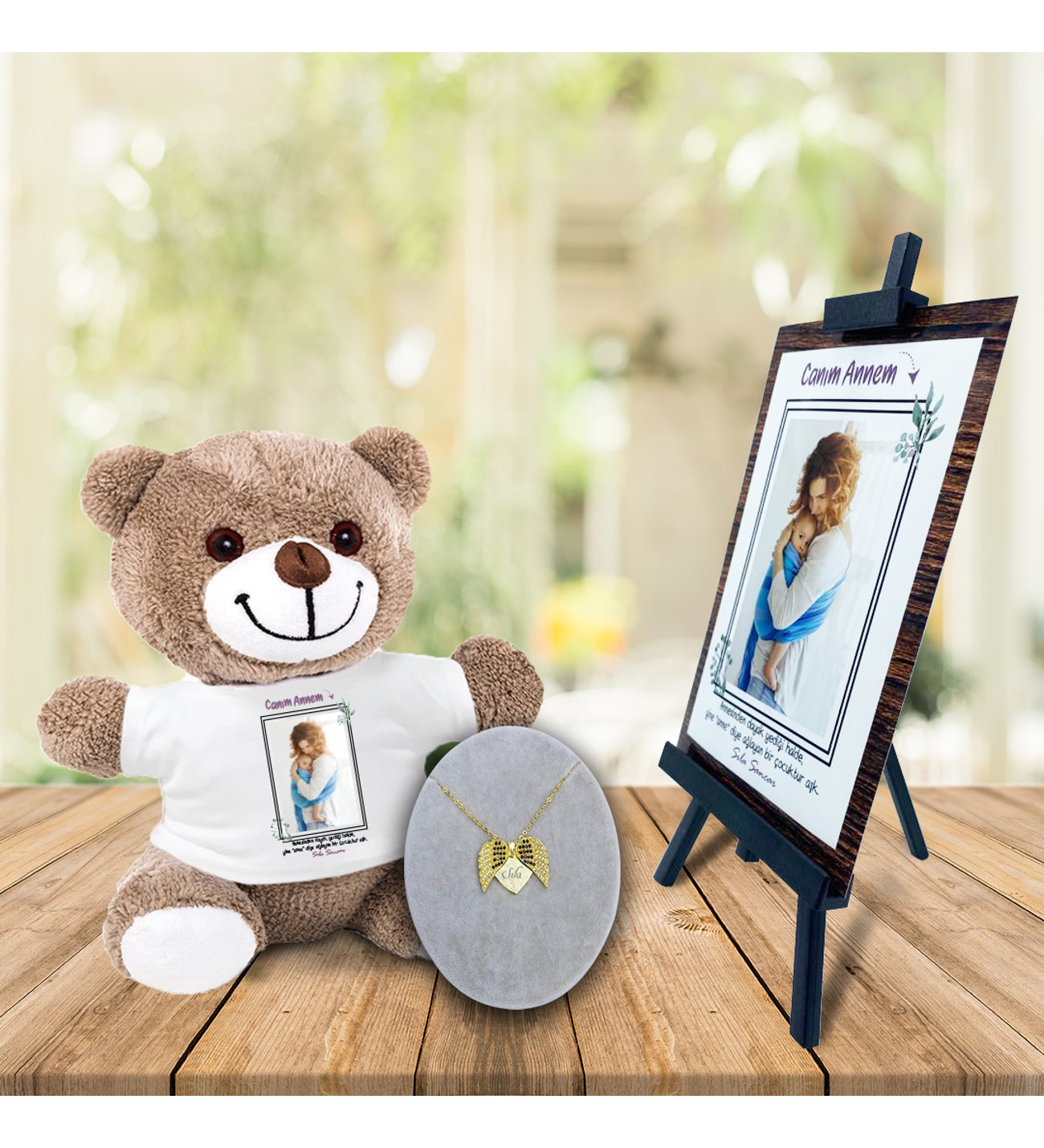 Kişiye Özel Anneler Günü Fotoğraflı Şövale & İsimli Açılır Melek Kanadı Kolye ve Tişörtlü Peluş Ayıcık