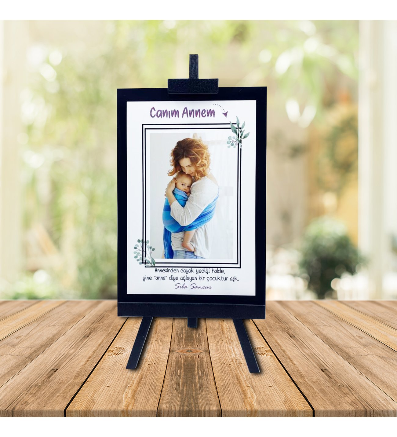 Kişiye Özel Anneler Günü Fotoğraflı Şövale & İsimli Açılır Melek Kanadı  Kolye ve Tişörtlü Peluş Ayıcık