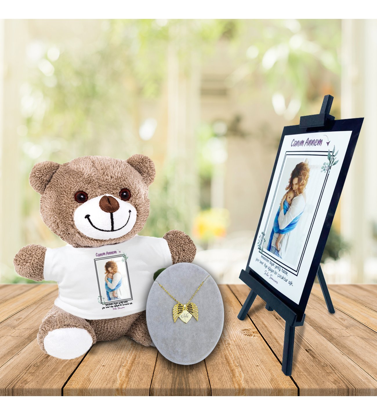 Kişiye Özel Anneler Günü Fotoğraflı Şövale & İsimli Açılır Melek Kanadı  Kolye ve Tişörtlü Peluş Ayıcık