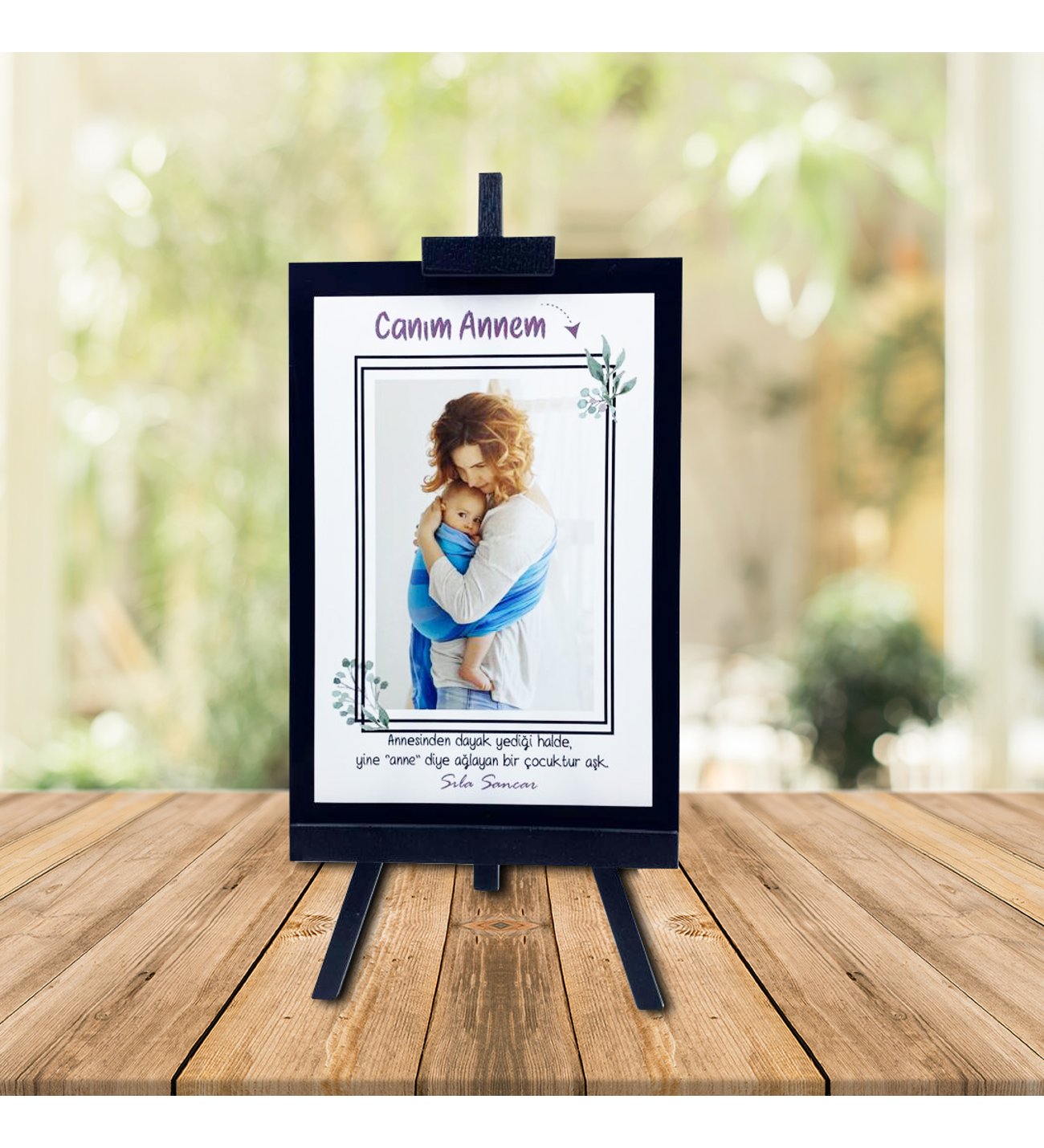 Kişiye Özel Anneler Günü Fotoğraflı Şövale & İsimli Safir Yusufçuk Kolye ve Tişörtlü Peluş Ayıcık Kişiye Özel Anneler Günü Fotoğraflı Şövale & İsimli Safir Yusufçuk Kolye ve Tişörtlü Peluş Ayıcık