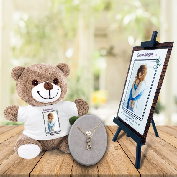 Kişiye Özel Anneler Günü Fotoğraflı Şövale & İsimli Sonsuzluk Çifti Kolye ve Tişörtlü Peluş Ayıcık Kişiye Özel Anneler Günü Fotoğraflı Şövale & İsimli Sonsuzluk Çifti Kolye ve Tişörtlü Peluş Ayıcık