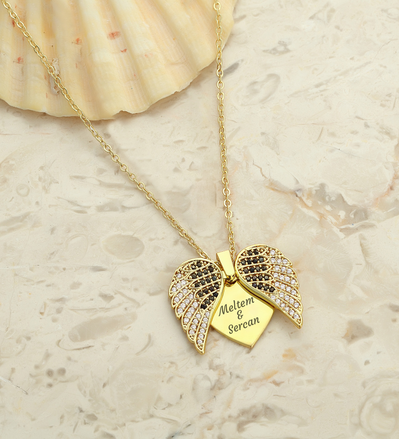 Kişiye Özel Anneler Günü Fotoğraflı Şövale & İsimli Açılır Melek Kanadı Kolye ve Tişörtlü Peluş Ayıcık