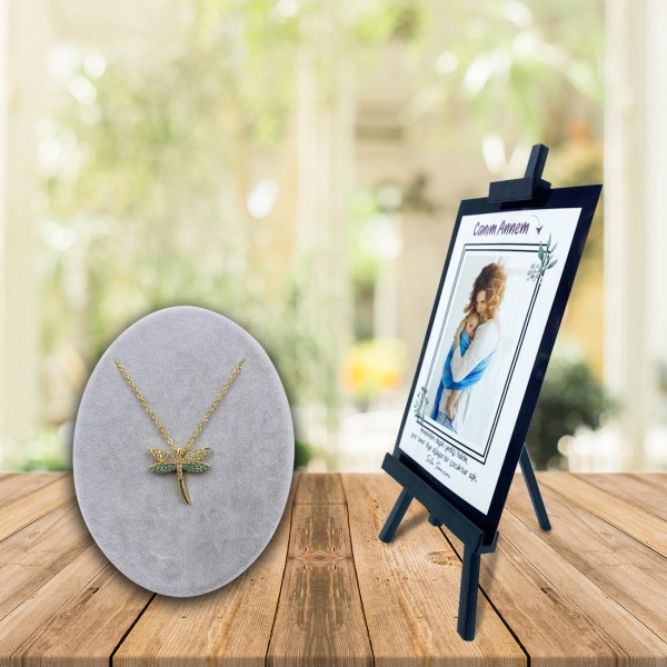 Kişiye Özel Anneler Günü Fotoğraflı Şövale ve Firuze Yusufçuk Kolye Kişiye Özel Anneler Günü Fotoğraflı Şövale ve Firuze Yusufçuk Kolye