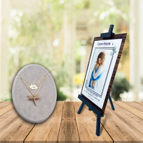 Kişiye Özel Anneler Günü Fotoğraflı Şövale ve İsimli Ruby Yusufcuk Kolye Kişiye Özel Anneler Günü Fotoğraflı Şövale ve İsimli Ruby Yusufcuk Kolye