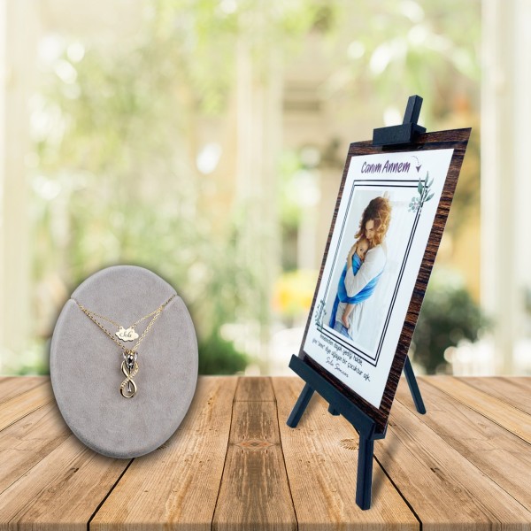 Kişiye Özel Anneler Günü Fotoğraflı Şövale ve İsimli Sonsuzluk Çifti Kolye Kişiye Özel Anneler Günü Fotoğraflı Şövale ve İsimli Sonsuzluk Çifti Kolye