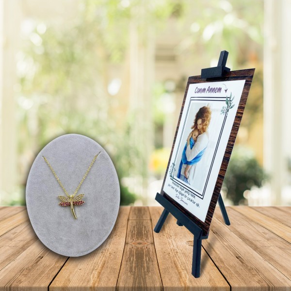 Kişiye Özel Anneler Günü Fotoğraflı Şövale ve Ruby Yusufçuk Kolye Kişiye Özel Anneler Günü Fotoğraflı Şövale ve Ruby Yusufçuk Kolye