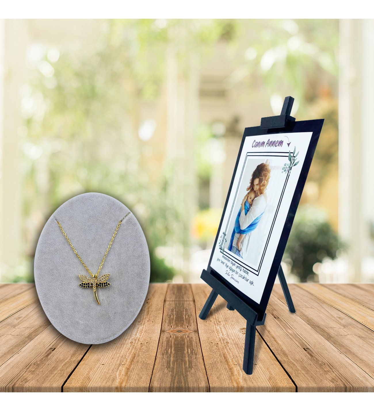 Kişiye Özel Anneler Günü Fotoğraflı Şövale ve Safir Yusufçuk Kolye Kişiye Özel Anneler Günü Fotoğraflı Şövale ve Safir Yusufçuk Kolye