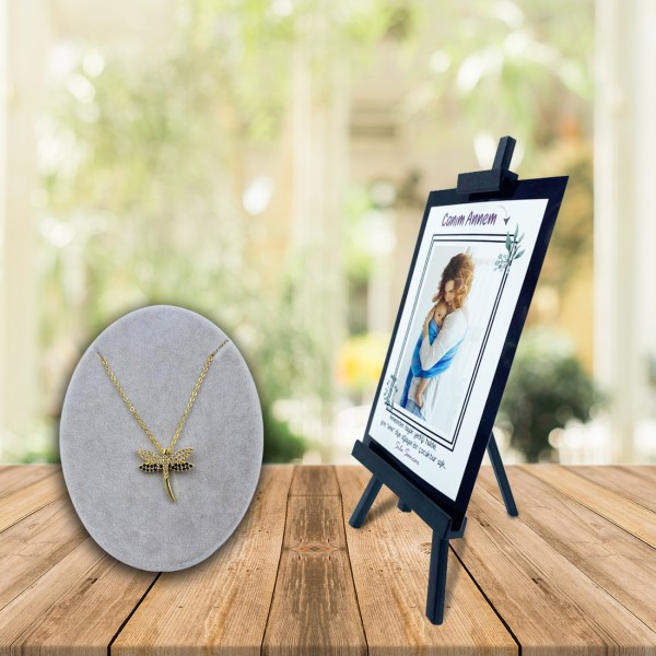 Kişiye Özel Anneler Günü Fotoğraflı Şövale ve Safir Yusufçuk Kolye Kişiye Özel Anneler Günü Fotoğraflı Şövale ve Safir Yusufçuk Kolye