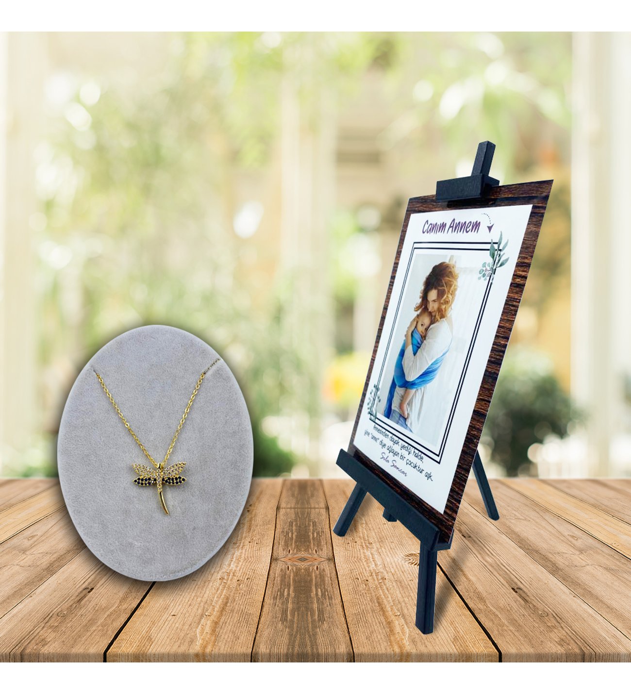 Kişiye Özel Anneler Günü Fotoğraflı Şövale ve Safir Yusufçuk Kolye Kişiye Özel Anneler Günü Fotoğraflı Şövale ve Safir Yusufçuk Kolye