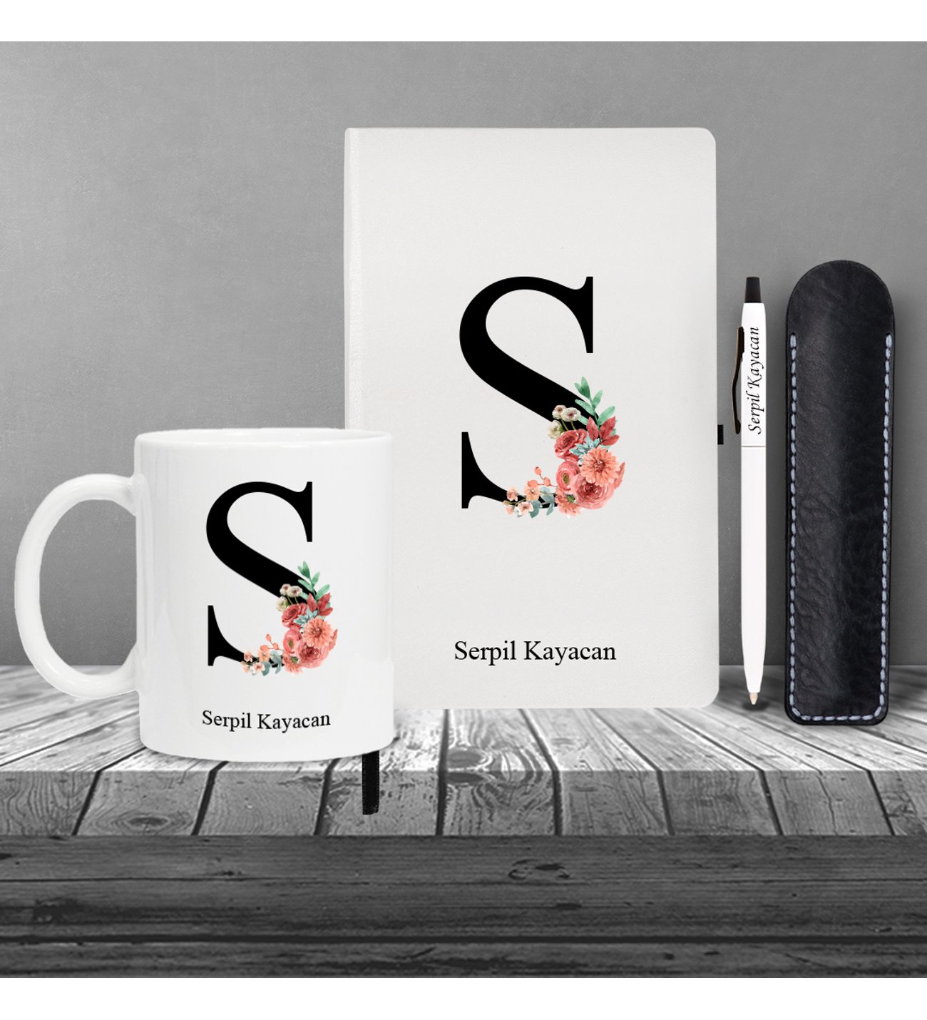 Kişiye Özel Anneler Günü Uv Baskılı Harfli Beyaz Defter ( Siyah Kenar ) & Beyaz Tükenmez Kalem ve Kupa Kişiye Özel Anneler Günü Uv Baskılı Harfli Beyaz Defter ( Siyah Kenar ) & Beyaz Tükenmez Kalem ve Kupa