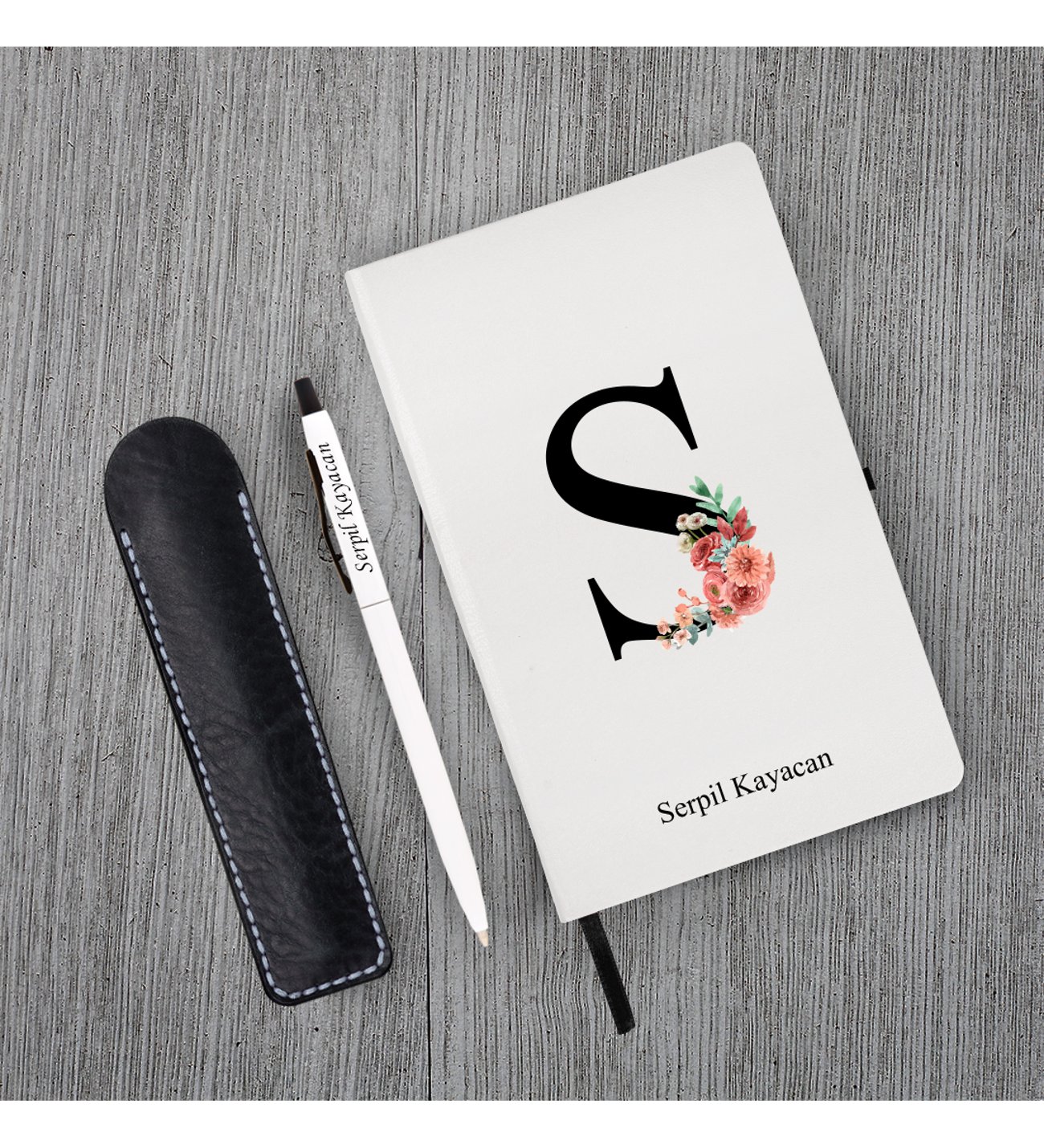 Kişiye Özel Anneler Günü Uv Baskılı Harfli Beyaz Defter ( Siyah Kenar ) & Beyaz Tükenmez Kalem ve Kupa Kişiye Özel Anneler Günü Uv Baskılı Harfli Beyaz Defter ( Siyah Kenar ) & Beyaz Tükenmez Kalem ve Kupa