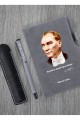 Kişiye Özel Atatürk Figürlü UV Baskılı Gri Defter & Gri Roller Kalem ve Kupa Seti Kişiye Özel Atatürk Figürlü UV Baskılı Gri Defter & Gri Roller Kalem ve Kupa Seti