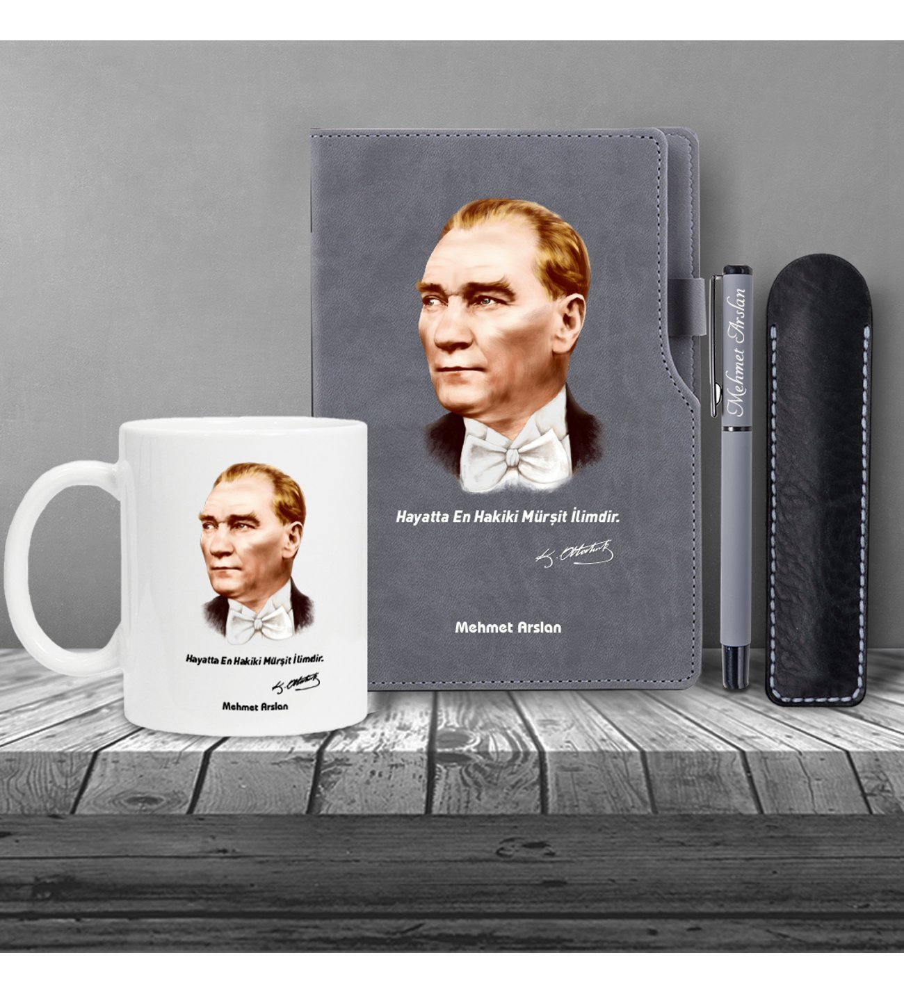 Kişiye Özel Atatürk Figürlü UV Baskılı Gri Defter & Gri Roller Kalem ve Kupa Seti Kişiye Özel Atatürk Figürlü UV Baskılı Gri Defter & Gri Roller Kalem ve Kupa Seti