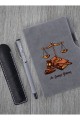 Kişiye Özel Avukat Temalı Gri Defter , Gri Roller Kalem ve Kupa Seti Kişiye Özel Avukat Temalı Gri Defter , Gri Roller Kalem ve Kupa Seti