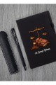 Kişiye Özel Avukat Temalı Siyah Defter , Siyah Roller Kalem ve Kupa Seti Kişiye Özel Avukat Temalı Siyah Defter , Siyah Roller Kalem ve Kupa Seti