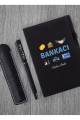 Kişiye Özel Bankacı Temalı Siyah Defter & Siyah Roller Kalem ve Kupa Set 2 Kişiye Özel Bankacı Temalı Siyah Defter & Siyah Roller Kalem ve Kupa Set 2