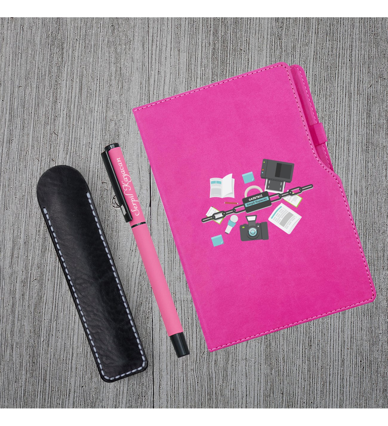 Kişiye Özel Gazeteci Temalı Pembe Defter & Pembe Roller Kalem Kişiye Özel Gazeteci Temalı Pembe Defter & Pembe Roller Kalem