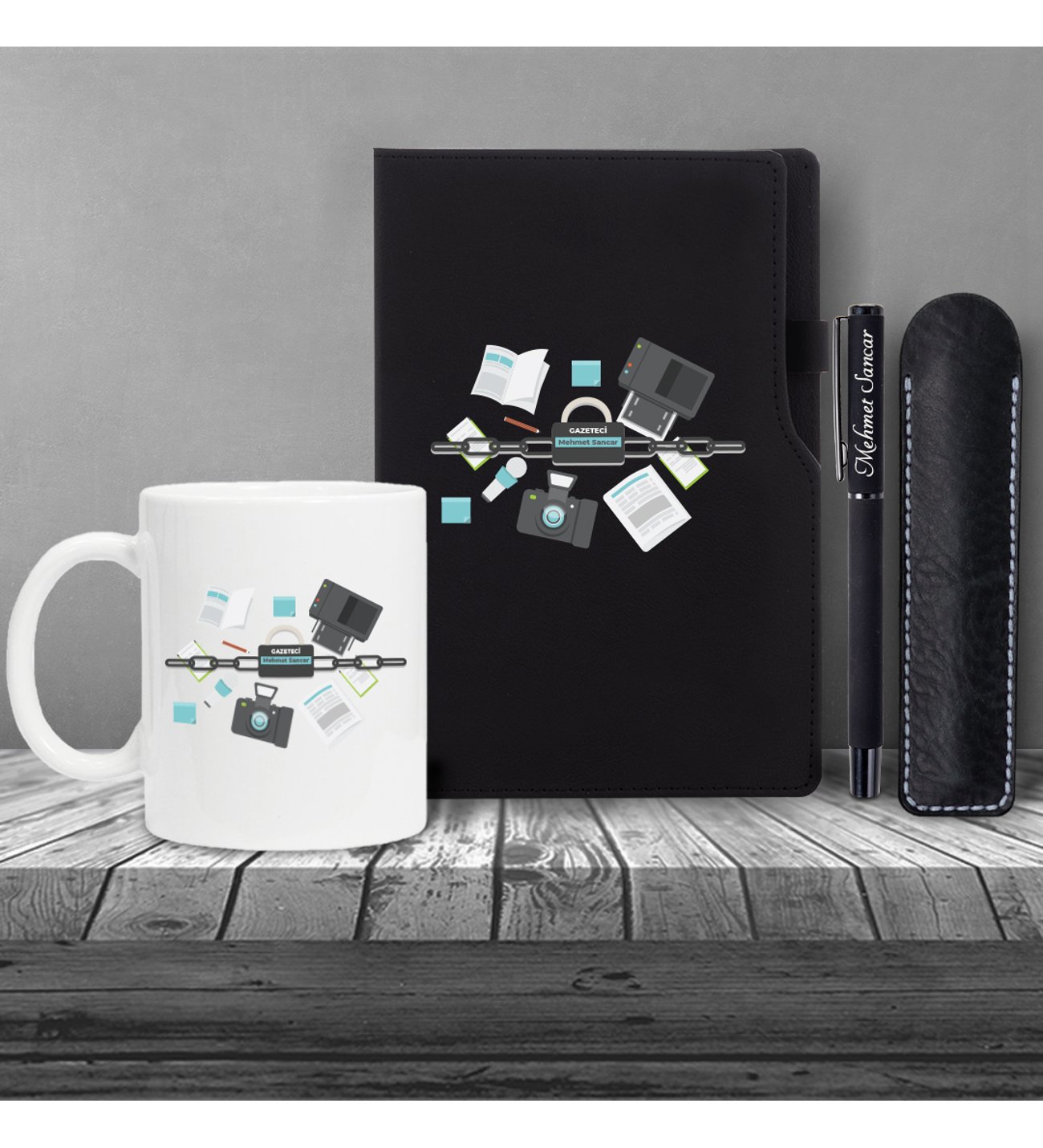 Kişiye Özel Gazeteci Temalı Siyah Defter & Siyah Roller Kalem ve Kupa Seti Kişiye Özel Gazeteci Temalı Siyah Defter & Siyah Roller Kalem ve Kupa Seti