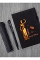 Kişiye Özel Hakim Temalı Siyah Defter , Siyah Roller Kalem ve Kupa Seti Kişiye Özel Hakim Temalı Siyah Defter , Siyah Roller Kalem ve Kupa Seti