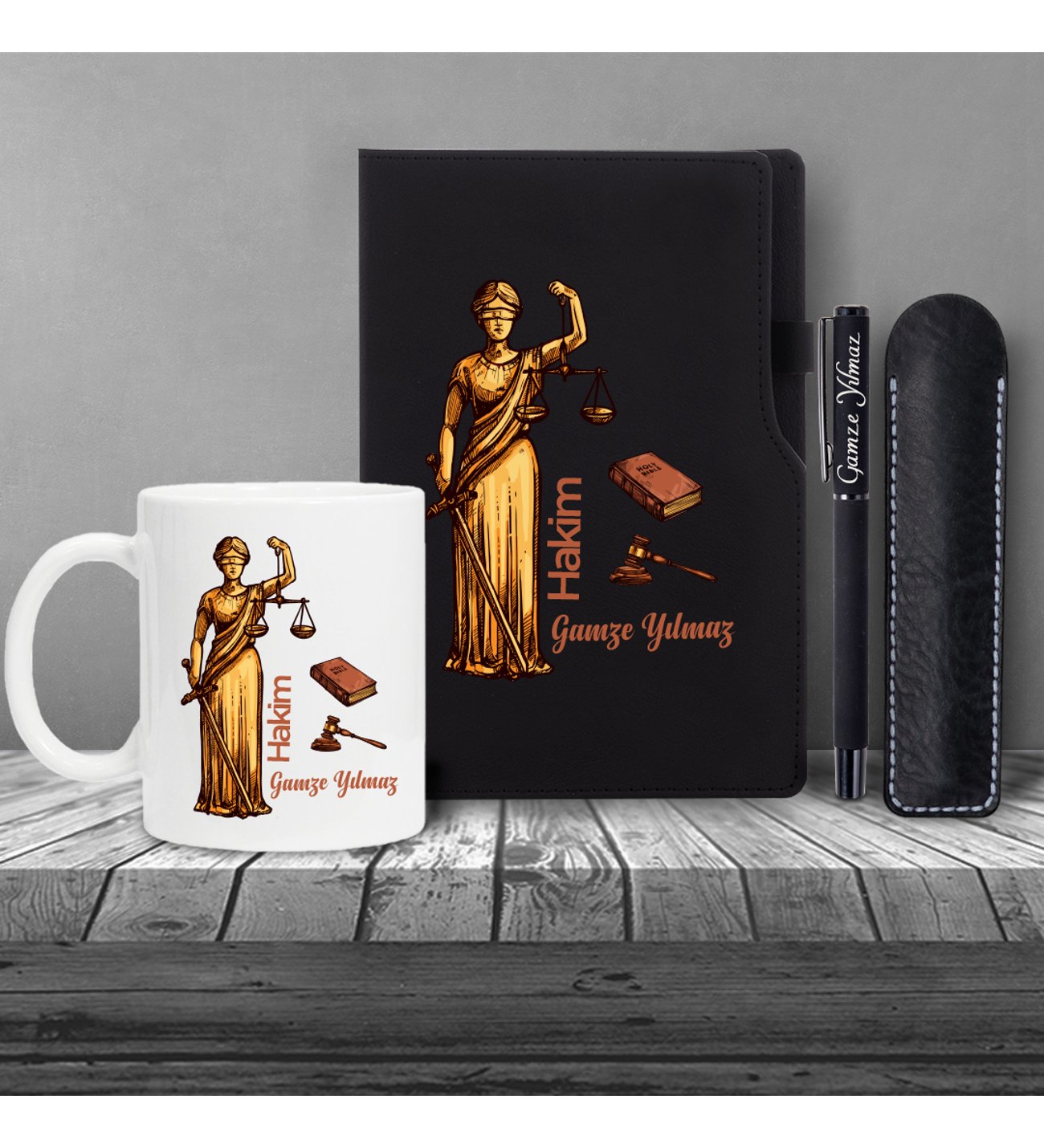 Kişiye Özel Hakim Temalı Siyah Defter , Siyah Roller Kalem ve Kupa Seti Kişiye Özel Hakim Temalı Siyah Defter , Siyah Roller Kalem ve Kupa Seti
