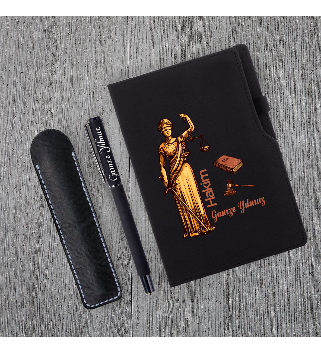 Kişiye Özel Hakim Temalı Siyah Defter ve Siyah Roller Kalem Seti Kişiye Özel Hakim Temalı Siyah Defter ve Siyah Roller Kalem Seti