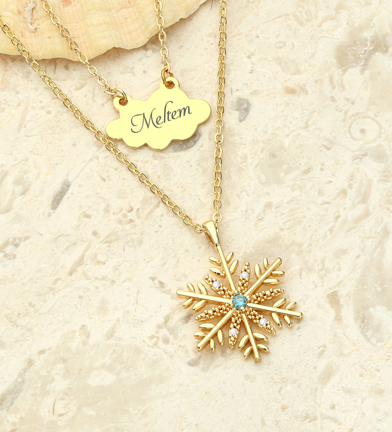 Kişiye Özel Kartanesi Kolye & Pembe Love Baskılı Kalp Tişörtlü Ayıcık ve Işıklı Sokak Lambalı Orta Boy Kar Küresi