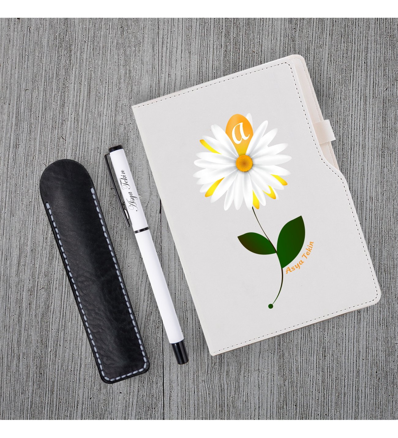Kişiye Özel Papatya Desenli UV Baskılı Beyaz Defter ve Roller Kalem Kupa Seti Kişiye Özel Papatya Desenli UV Baskılı Beyaz Defter ve Roller Kalem Kupa Seti