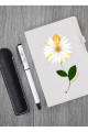 Kişiye Özel Papatya Desenli UV Baskılı Beyaz Defter ve Roller Kalem Kupa Seti Kişiye Özel Papatya Desenli UV Baskılı Beyaz Defter ve Roller Kalem Kupa Seti