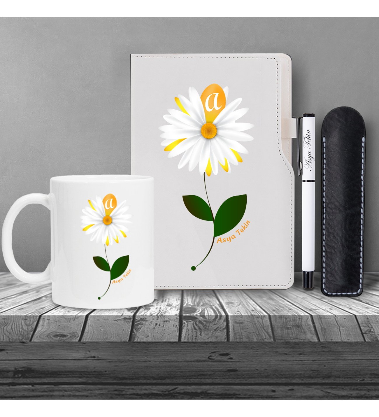 Kişiye Özel Papatya Desenli UV Baskılı Beyaz Defter ve Roller Kalem Kupa Seti Kişiye Özel Papatya Desenli UV Baskılı Beyaz Defter ve Roller Kalem Kupa Seti