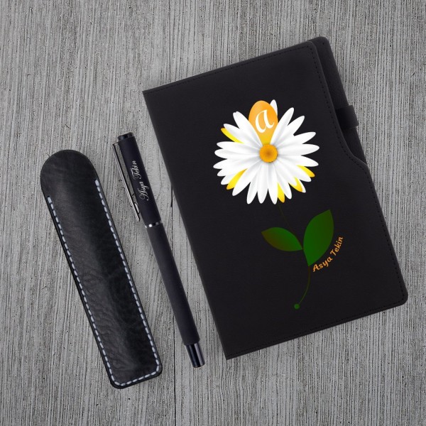 Kişiye Özel Papatya Desenli Uv Baskılı Siyah Defter Roller Kalem Seti Kişiye Özel Papatya Desenli Uv Baskılı Siyah Defter Roller Kalem Seti