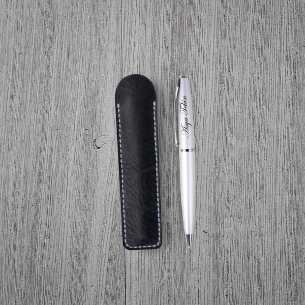 Kişiye Özel Pembe Harfli UV Baskı Gri Defter Metal Tükenmez Kalem Seti Kişiye Özel Pembe Harfli UV Baskı Gri Defter Metal Tükenmez Kalem Seti