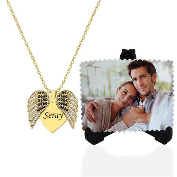 Kişiye Özel Sevgiliye Fotoğraf Baskılı Ahşap Ayaklı ve Melek Kanadı Kolye Kişiye Özel Sevgiliye Fotoğraf Baskılı Ahşap Ayaklı ve Melek Kanadı Kolye