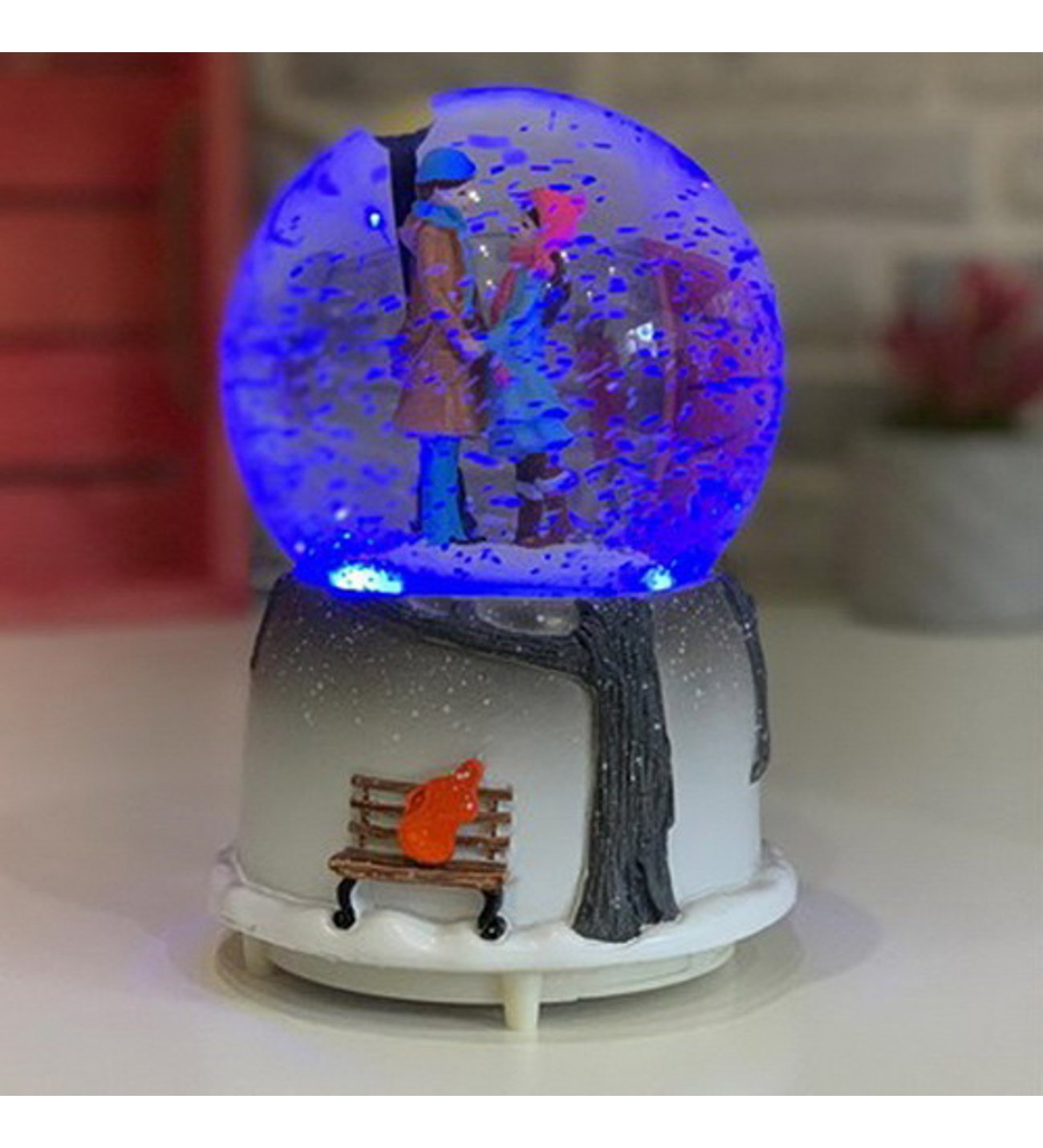 Kişiye Yusufcuk Kolye & Pembe Love Baskılı Kalp Tişörtlü Ayıcık ve Işıklı Sokak Lambalı Orta Boy Kar Küresi