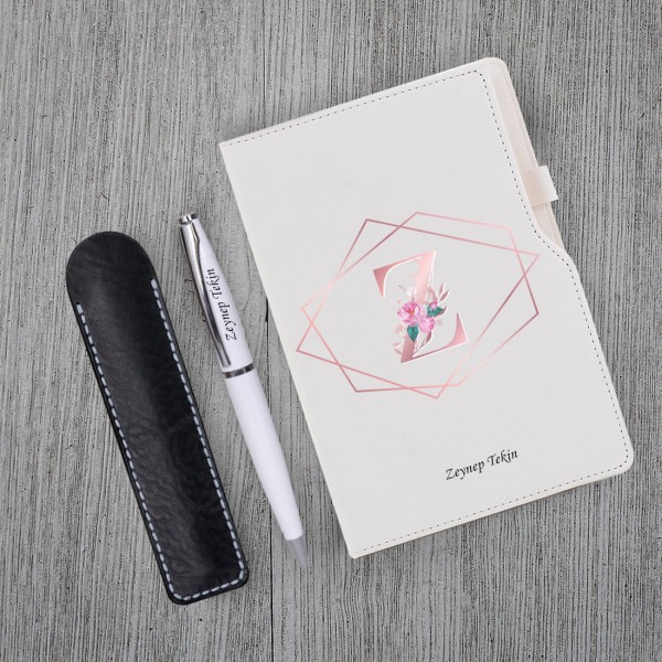 Kişiye Özel UV Baskı Pembe Harfli Beyaz Defter Metal Tükenmez Kalem Seti Kişiye Özel UV Baskı Pembe Harfli Beyaz Defter Metal Tükenmez Kalem Seti