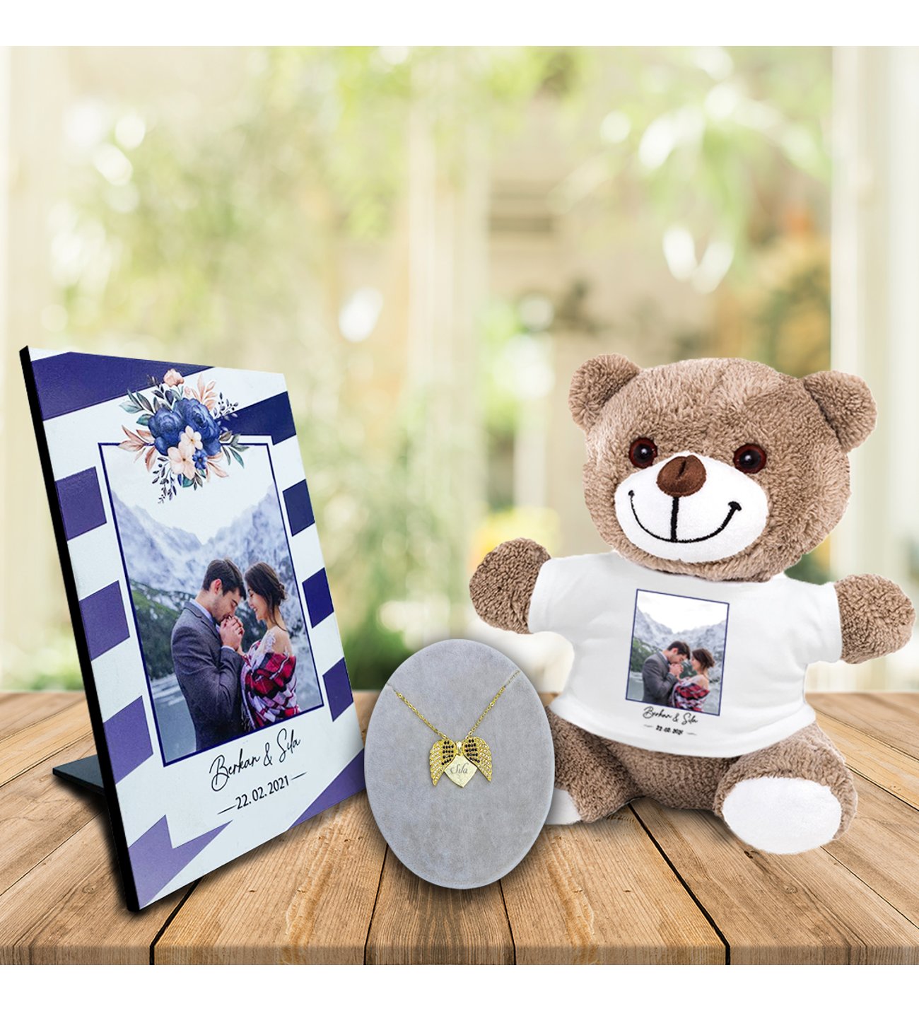 Kişiye Özel UV Baskılı Fotoğraflı Ahşap Çerçeve & Peluş Ayıcık ve İsimli Açılır Melek Kanadı Kolye