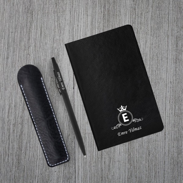 Kişiye Özel UV Baskılı Klasik Model Siyah Defter ve Siyah Tükenmez Kalem ve Kupa Seti Kişiye Özel UV Baskılı Klasik Model Siyah Defter ve Siyah Tükenmez Kalem ve Kupa Seti