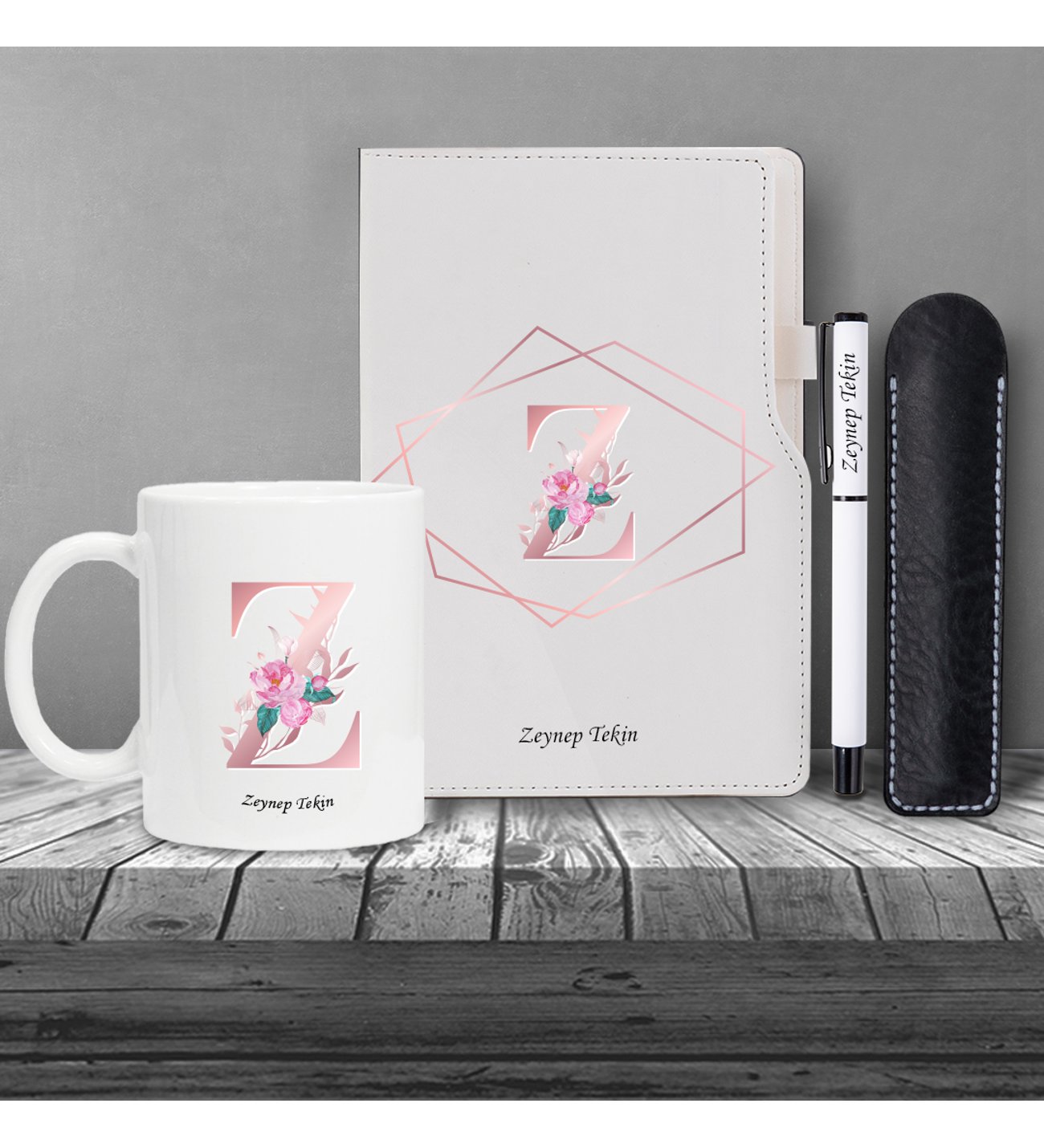 Kişiye Özel UV Baskılı Pembe Harfli Beyaz Defter Roller Kalem Kupa Seti Kişiye Özel UV Baskılı Pembe Harfli Beyaz Defter Roller Kalem Kupa Seti