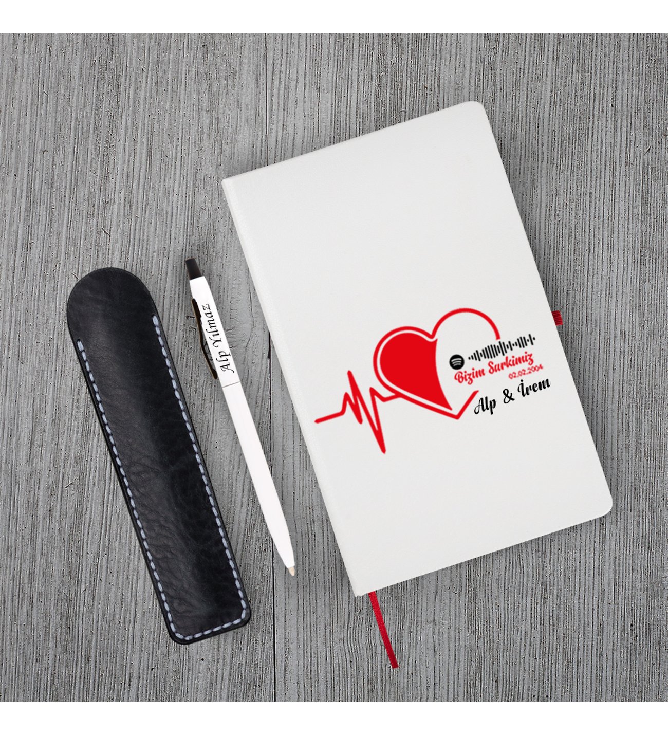 Kişiye Özel  Uv Spotify Kodlu Bizim Şarkımız Baskılı Kalpli  Beyaz Defter ( Kırmızı Kenar ) & Beyaz Tükenmez Kalem ve Kupa