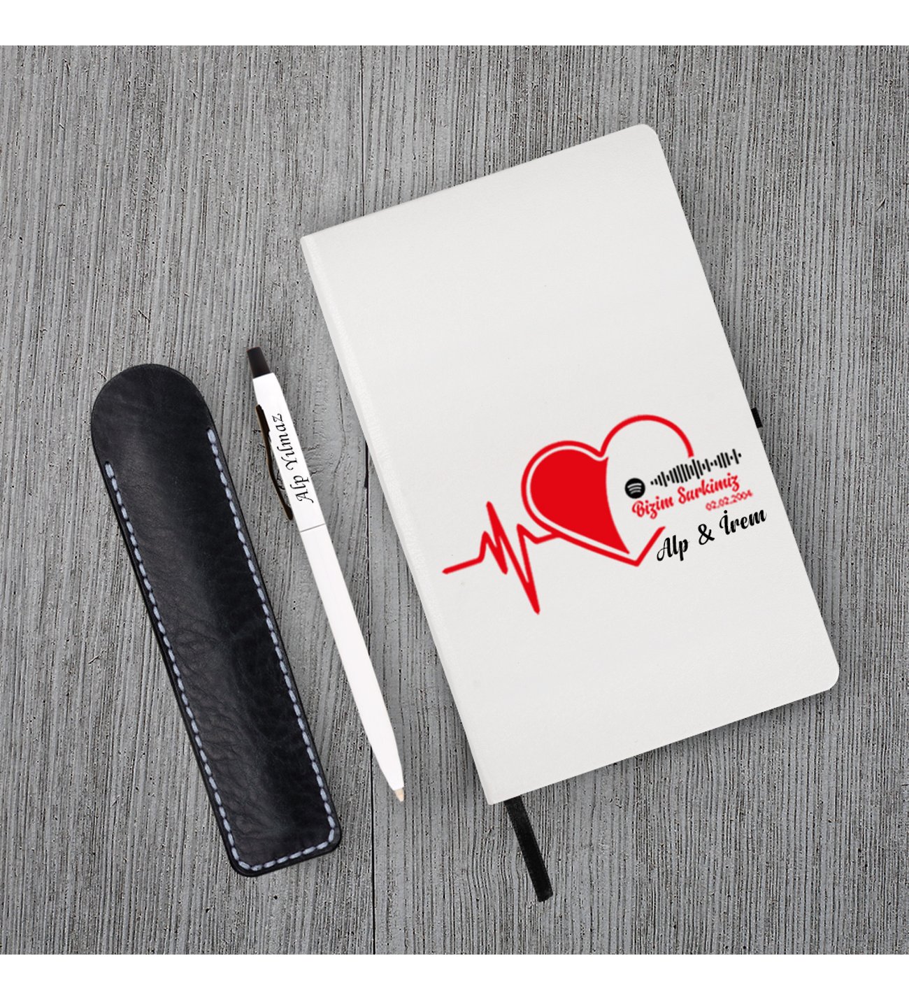 Kişiye Özel  Uv Spotify Kodlu Bizim Şarkımız Baskılı Kalpli  Beyaz Defter ( Siyah Kenar ) & Beyaz Tükenmez Kalem Seti