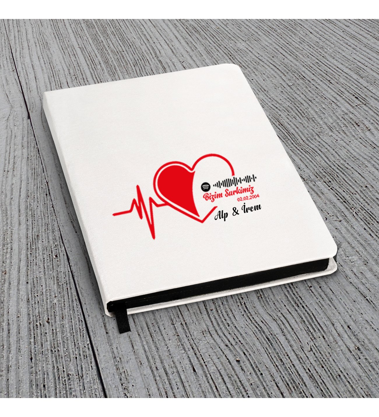Kişiye Özel  Uv Spotify Kodlu Bizim Şarkımız Baskılı Kalpli  Beyaz Defter ( Siyah Kenar ) & Beyaz Tükenmez Kalem ve Kupai