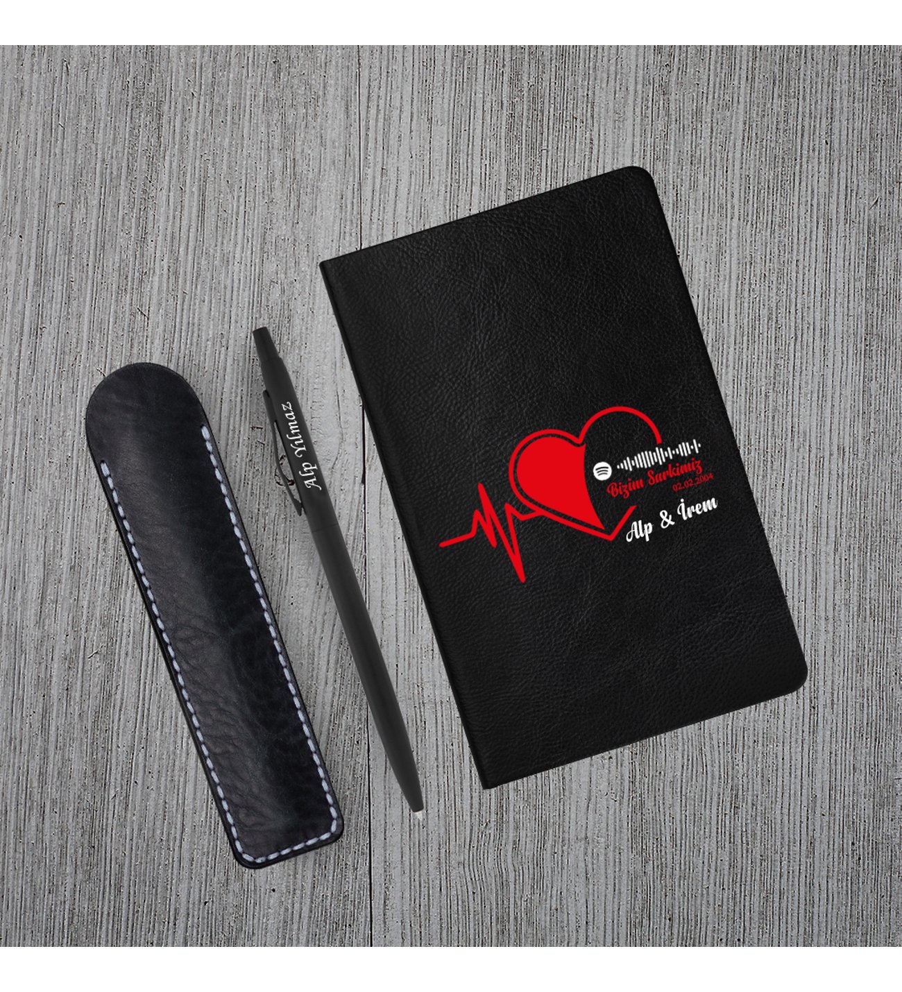 Kişiye Özel  Uv Spotify Kodlu Bizim Şarkımız Baskılı Kalpli  Siyah  Defter  & Siyah Tükenmez Kalem  Seti