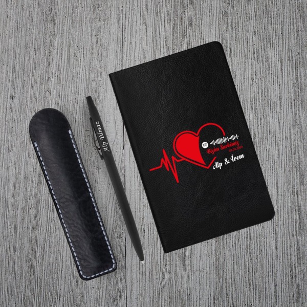 Kişiye Özel Uv Spotify Kodlu Bizim Şarkımız Baskılı Kalpli Siyah Defter & Siyah Tükenmez Kalem Seti Kişiye Özel Uv Spotify Kodlu Bizim Şarkımız Baskılı Kalpli Siyah Defter & Siyah Tükenmez Kalem Seti