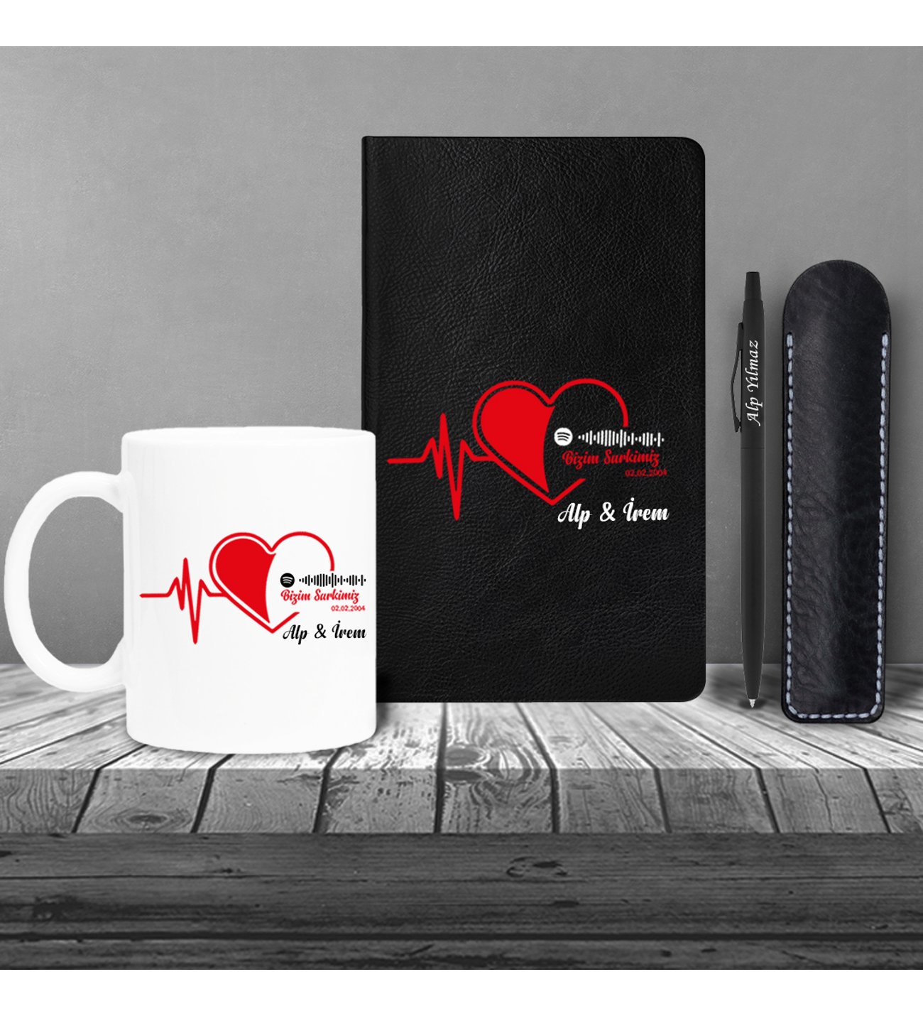 Kişiye Özel  Uv Spotify Kodlu Bizim Şarkımız Baskılı Kalpli  Siyah  Defter  & Siyah Tükenmez Kalem ve Kupa Seti